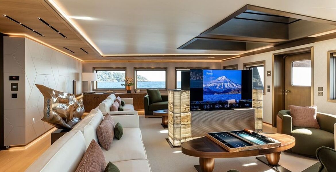 Luxury Expedition Yacht for Unforgettable Adventures